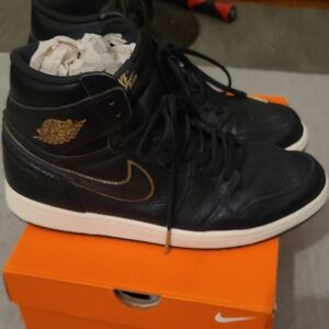 Nike Men's Black and Gold High-Top Sneakers